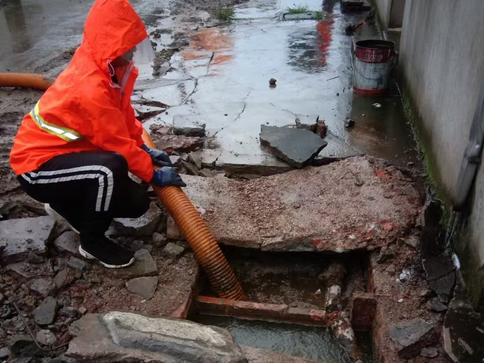 云溪专业清理污水池 炜誉市政以规范流程守护城市 “肠道”