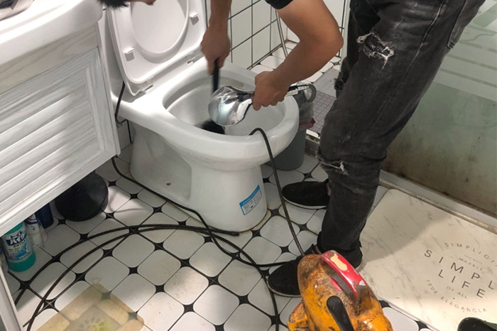 云溪马桶堵塞自己疏通还是找师傅?专业上门服务让你省时更省心